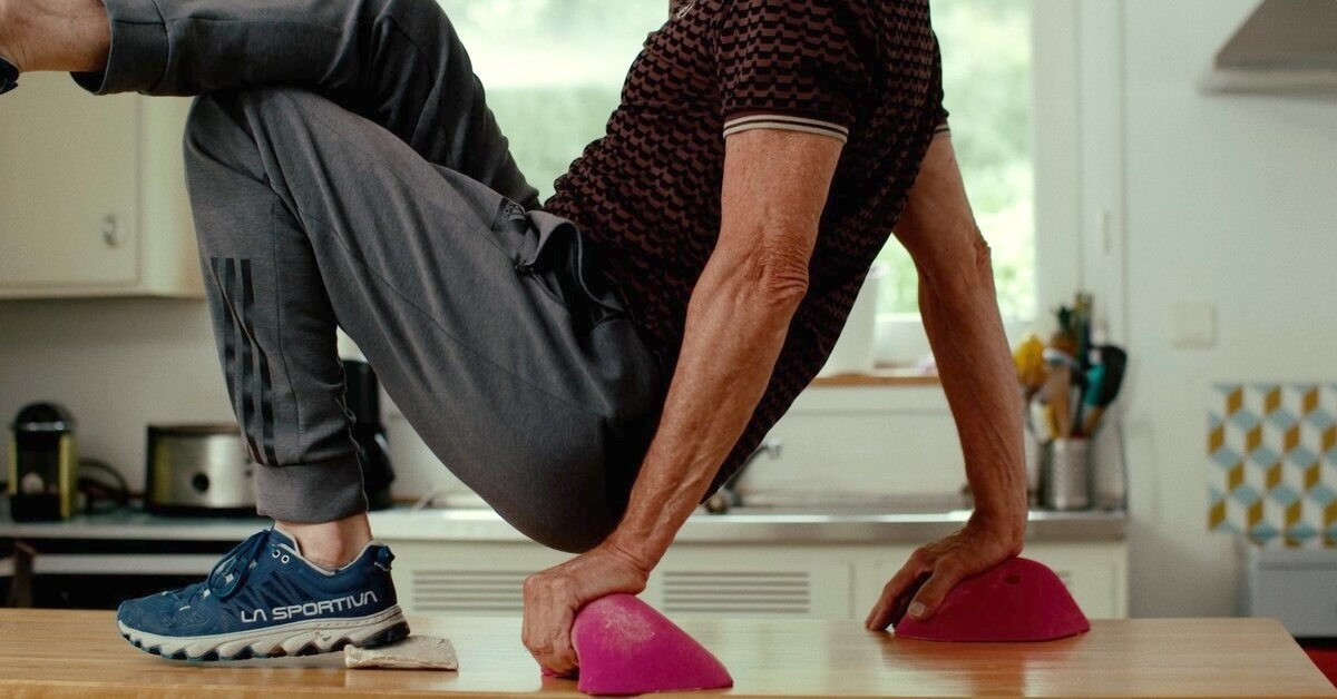 Bruno en appui sur la table de cuisine, prises d'escalade